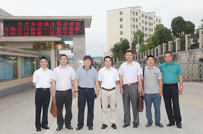 g精功科技采購中心經理張國(左二)   佳恒公司總經理楊永明(左三)    精功科技總經理孫利民(左四)   精功科技常